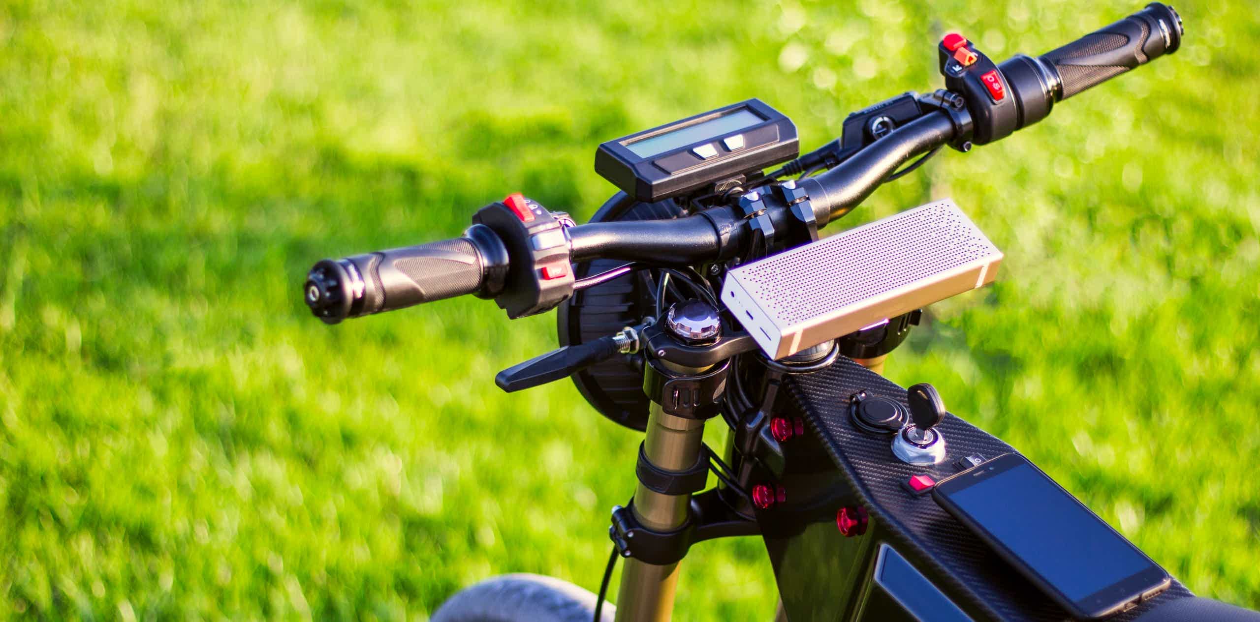 Imagen de recurso del manillar de una e-bike.