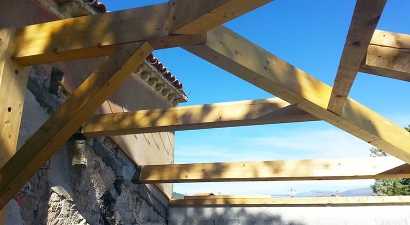 Pose d’une charpente traditionnelle apparente — CEG TOITURE, couvreur à Nice