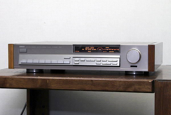 VINTAGE YAMAHA TX-2000 AM/FM STEREO TUNER IN GREAT COND...
