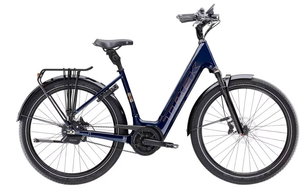 Gazelle Paris C7 elektrische stadsfiets met lage instap, afgebeeld in zijaanzicht op neutrale achtergrond, met Bosch middenmotor, gesloten kettingkast, verende voorvork en zadelpen, MIK-bagagedrager en spatborden – gericht op comfortabel dagelijks gebruik en woon-werkverkeer.