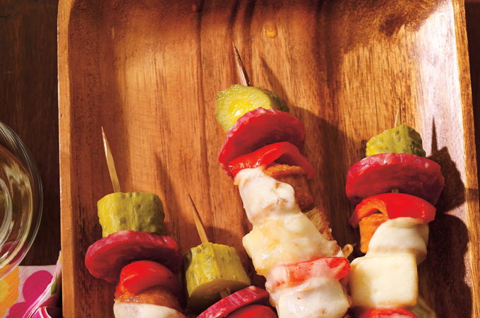 Brochettes de pain, de cornichon et de saucisson, façon raclette
