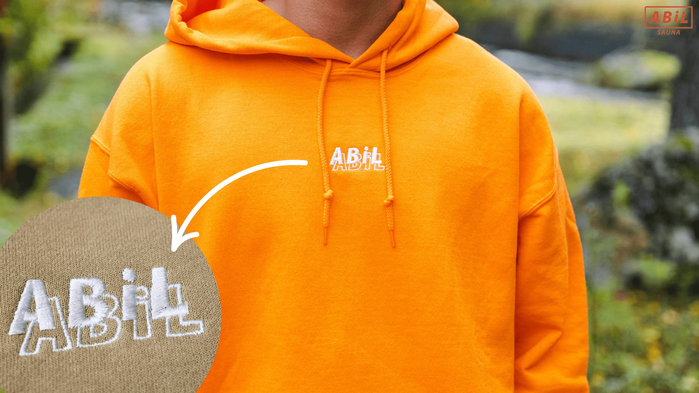 新作パーカーのフロントデザインとステッチロゴ刺繍のアップ
