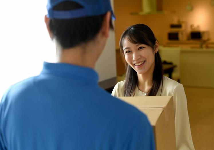 荷物を受け取る女性