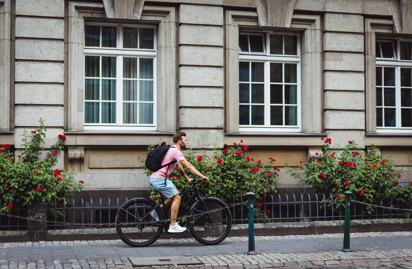Un homme fait du vélotaf avec le Shift 1 acheté dans la boutique Shiftbikes à Paris 18