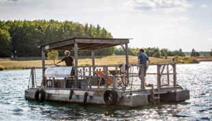 südseefloß auf dem see