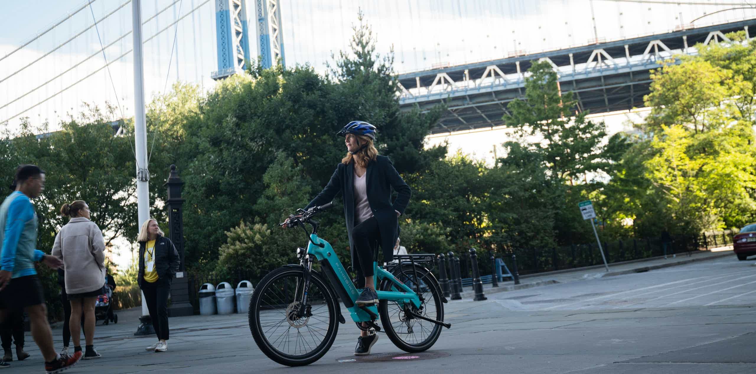 Imagen de recurso de una persona sobre una e-bike.