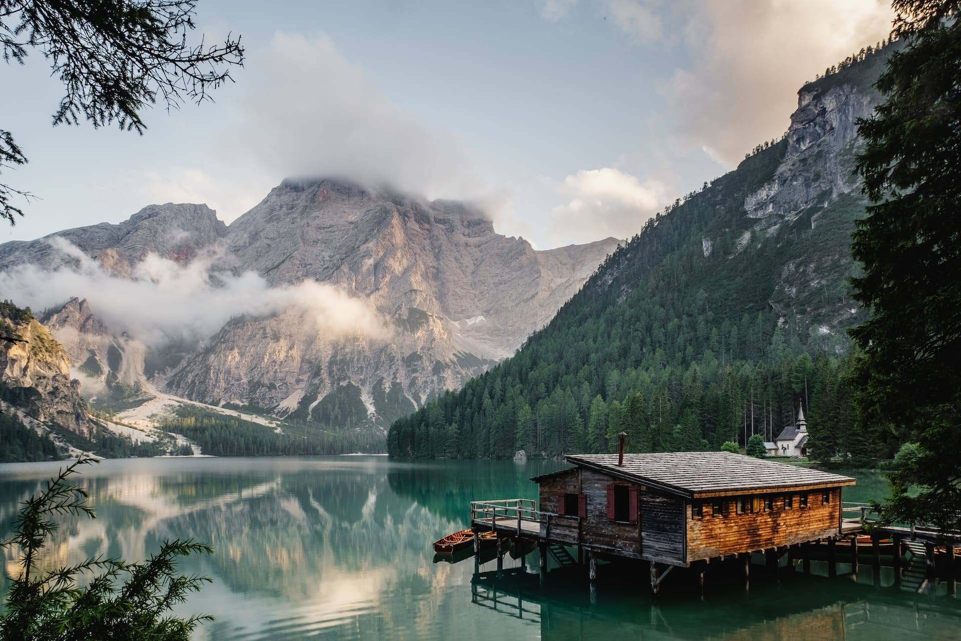 paesaggio di montagna con un lago ed una casa. Foto scattata con una fotocamera reflex. Ottima qualità