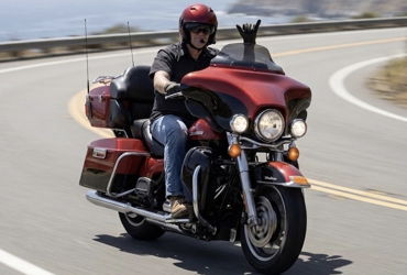 2013 HARLEY-DAVIDSON FLHTK ELECTRA GLIDE ULTRA LTD (TWO TONE) motorcycle for rent near O'Fallon, MO