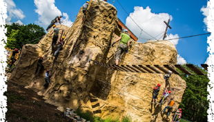 climb up kletterwelten kletterfels mit hängebrücke