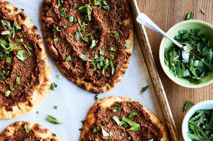 Pizza à la viande hachée (<i>lahmajoun</i>)