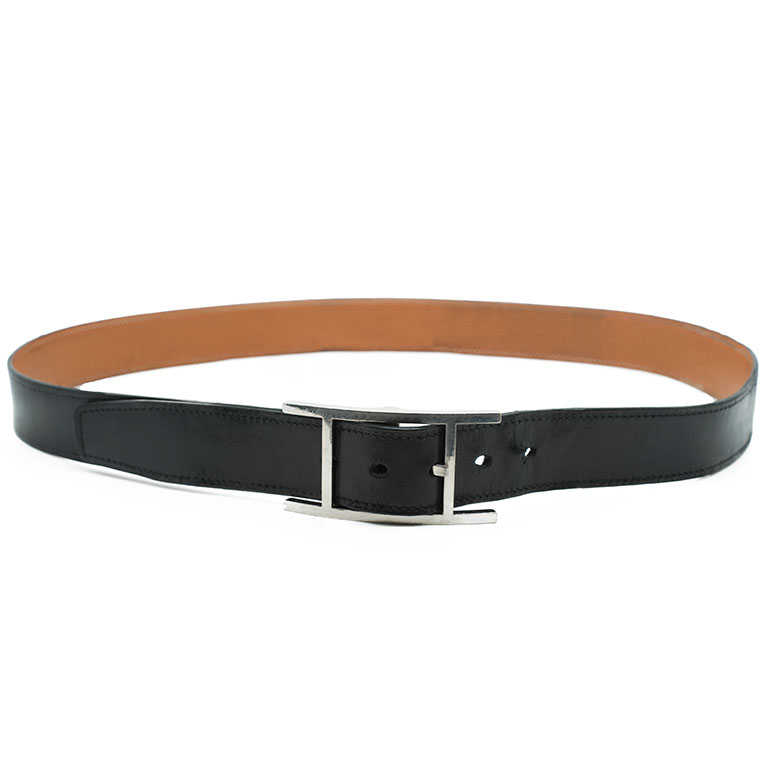 Un artisan pour la réparation des ceinture Hermès