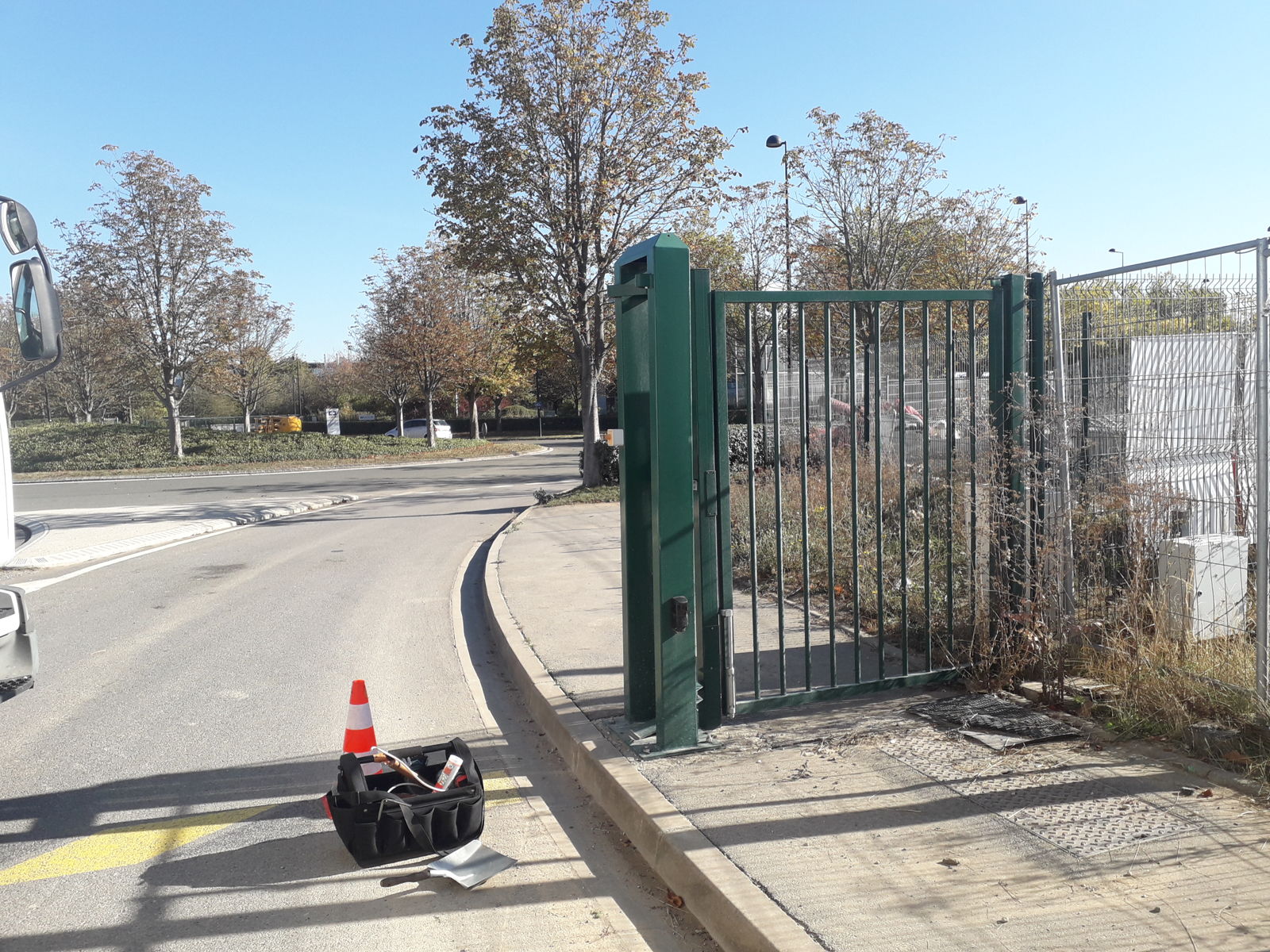 Intervention de maintenance B.S.A sur un portail battant motorisé, matériel du technicien au sol