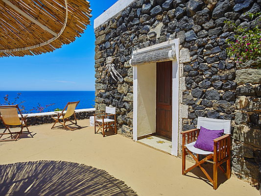  Hamburg
- On the west side of the island of Pantelleria lies this 255 square meter house on sale with Engel & Völkers for 460,000 euros. The property offers three bedrooms and two bathrooms, as well as a large panoramic terrace from which the sunset over the sea and a view that extends to the coast of Tunisia can be admired. (Image source: Engel & Völkers Trapani)