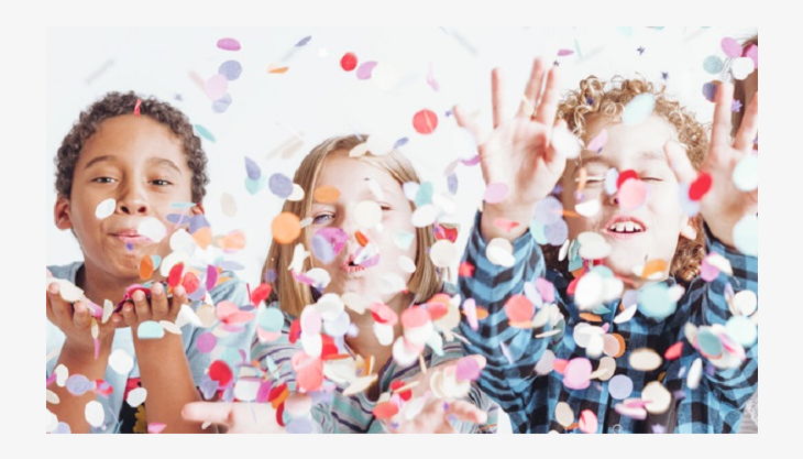 kindergeburtstag papierschnipsel wegpusten