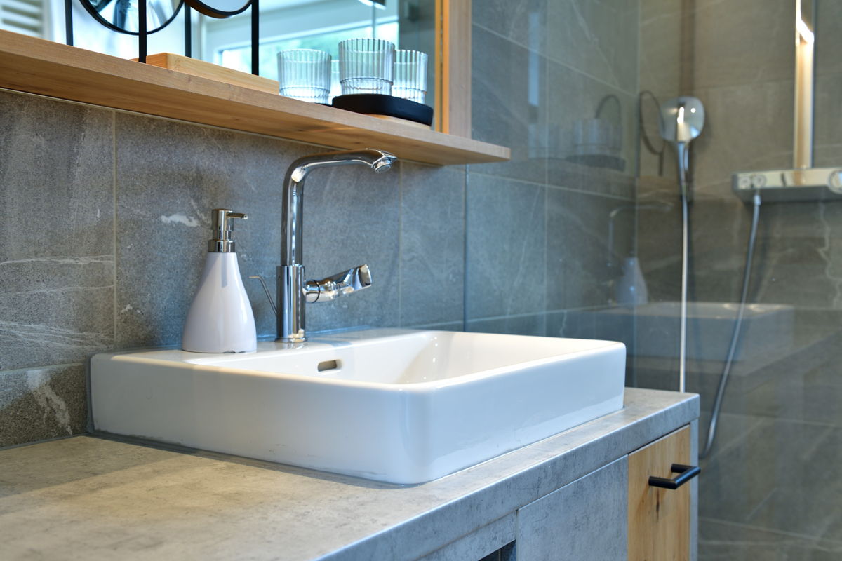 Badezimmer der Ferienwohnung mit modernem Ambiente