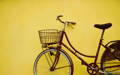 Vélo électrique avec panier ou porte-bagages avant : quelle solution est la plus pratique pour transporter un cartable ?
