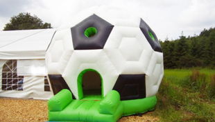 hüpfburg fußball mieten