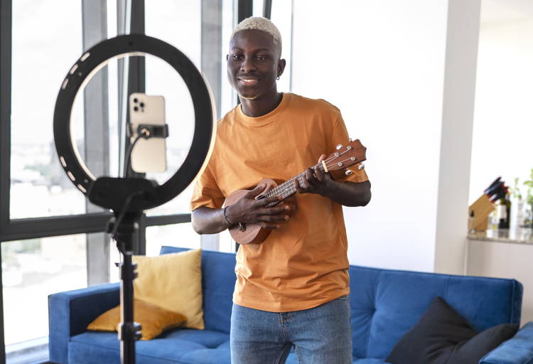 Criador de conteúdo com ukulele e ring light