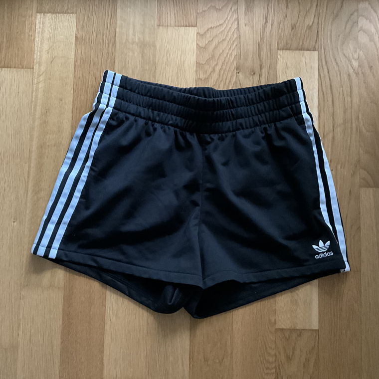 Adidas Shorts in schwarz