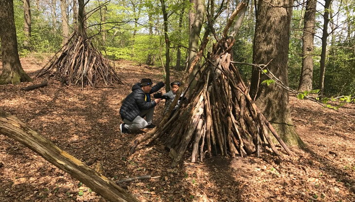 verstecken hinter holz tippi