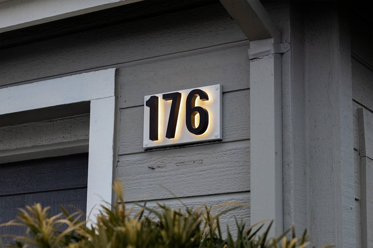 Illuminated address numbers 4