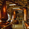 Salle de distillation avec les alambics en cuivre Pot Stills de la distillerie Nc'Nean dans le sud-ouest des Highlands d'Ecosse