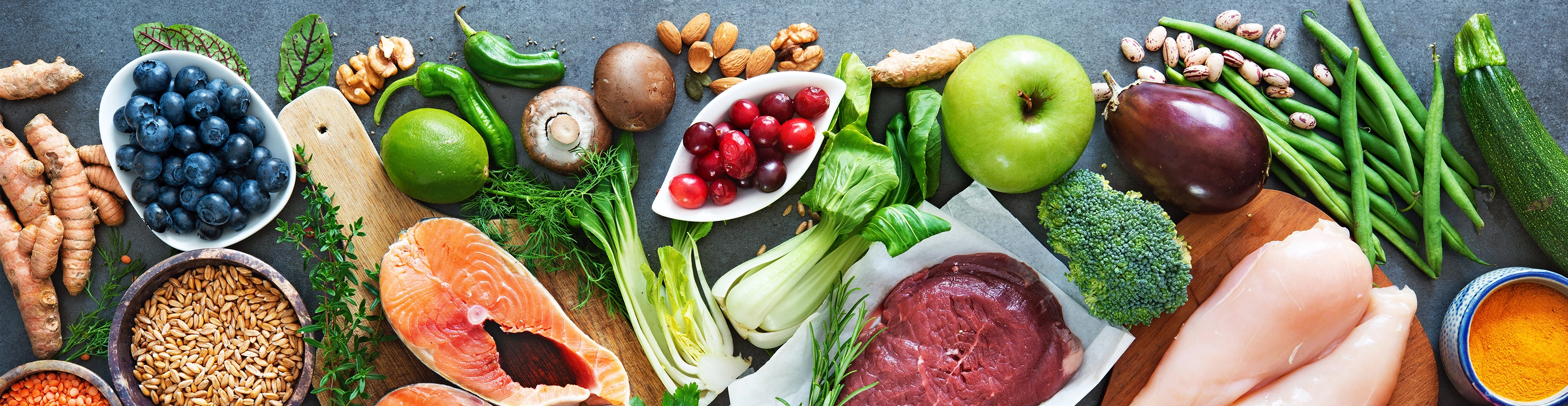 Um gesund an Gewicht zuzunehmen, ist es wichtig, mehr Kalorien aufzunehmen als der Körper verbraucht. Dies kann durch eine ausgewogene Ernährung und regelmäßige körperliche Aktivität erreicht werden. Eine Ernährungsberatung und ärztliche Unterstützung können hierbei hilfreich sein. Auch die Nutzung von Apps zum Kalorien-Tracking können hilfreich sein. So mußt du nicht alles mühevoll per Hand notieren und Taschenrechner einsetzen. Einige Apps haben die gängigsten Lebensmittel und Getränke bereits gespeichert, sodass du lediglich den EAN Code scannen und die verzehrte Menge eingeben musst. Die App rechnet die Kalorien einfach für dich zusammen.