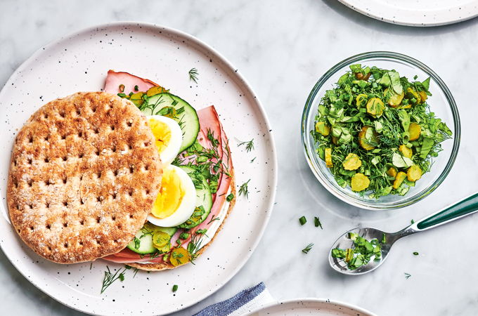 Sandwichs au jambon, aux oeufs et aux herbes