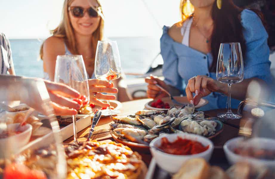 Barcelona: Sunset Sailing Tour with Open Bar & Snacks - photo 5