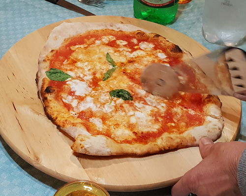 Corsi di cucina Napoli: Pizza margherita e tiramisù con vista su Vesuvio