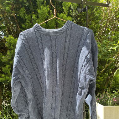 blauer Pullover