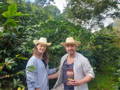 Flo und Astrid auf der Farm Rancho La Victoria in Mexiko vor Kaffeepflanzen.