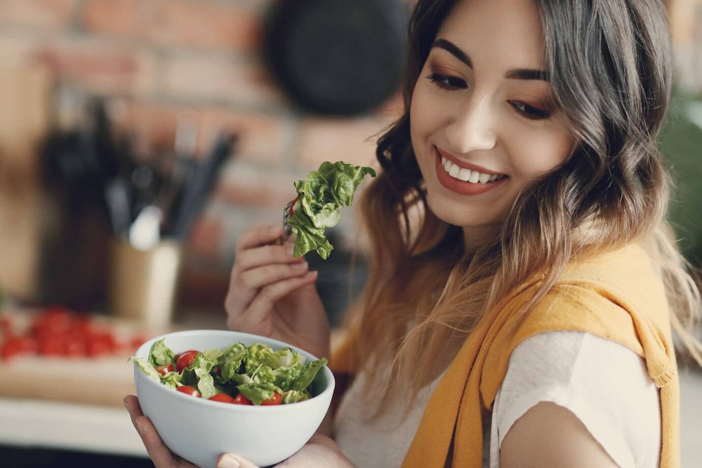 Mujer comiendo saludable