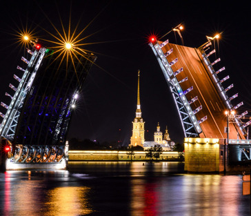 Ночной Петербург и развод мостов: на автобусе с теплоходной прогулкой 