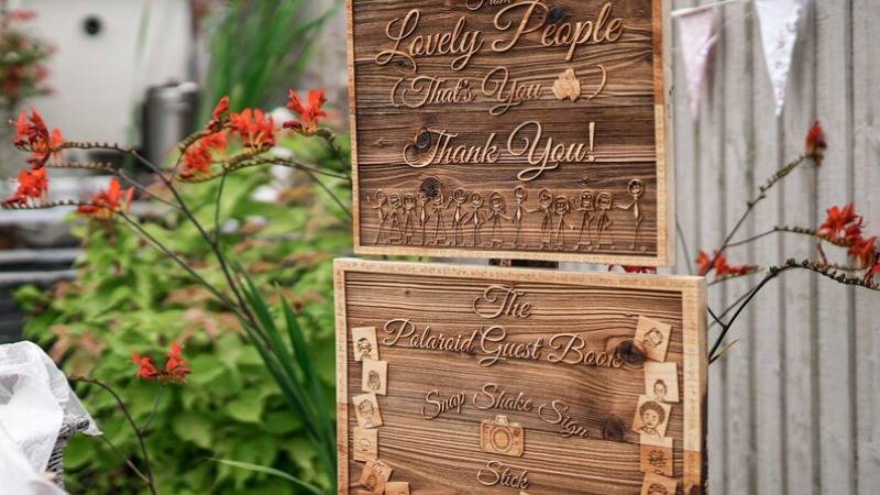 Letrero de madera para eventos grabado con láser