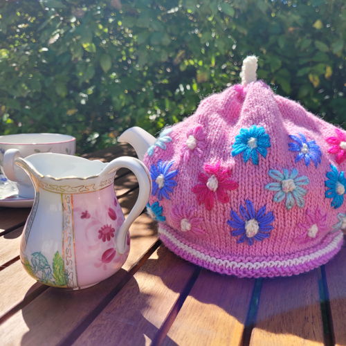 Theemuts met kleine bloemen en bijpassende eiermuts