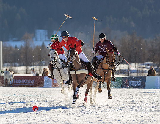  Kitzbühel
- Das Snow Polo Team von Kitzbühel kurz vor einem Tor.