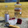 Bouteille de Lussa Gin posée sur un rocher près de la distillerie Lussa Gin sur l'île de Jura dans les Hébrides intérieures d'Ecosse