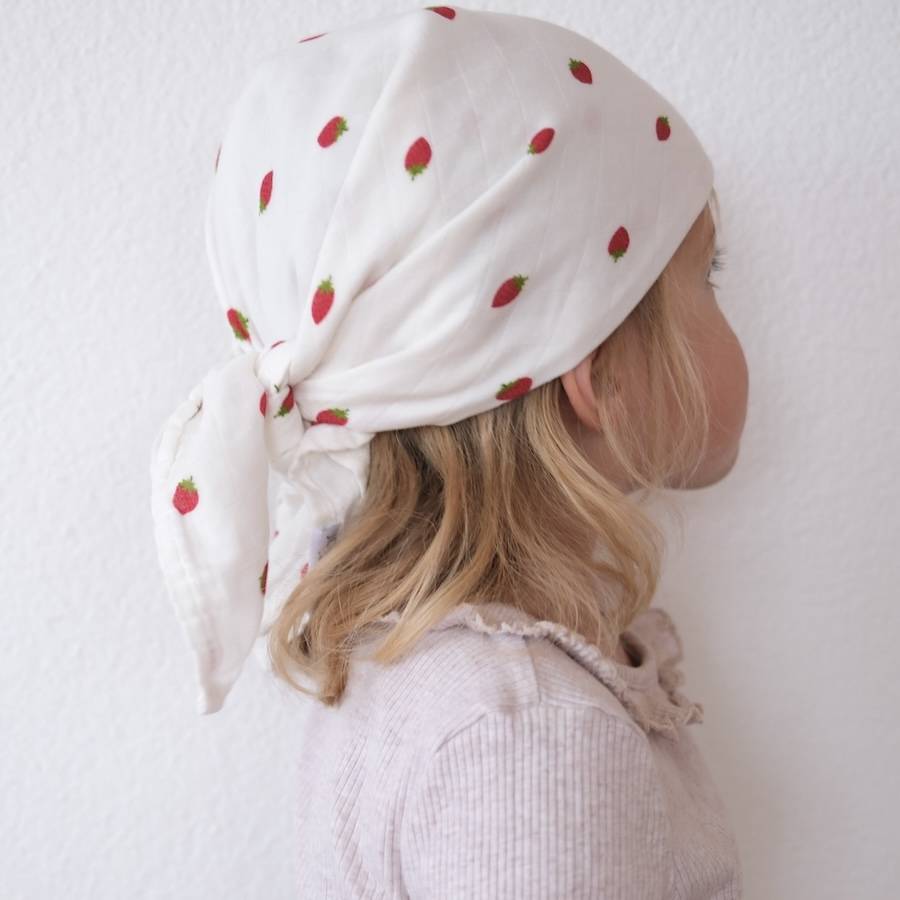 foulard raffiné pour bébé et enfant, en coton doux et bambou et respirant, certifié OEKO-TEX, idéal pour compléter une tenue d’enfant chic et confortable fraises rouges et blanches