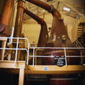 Salle de distillation avec des alambics traditionnels Pot Stills de la distillerie Bunnahabhain sur l'île d'Islay dans les Hébrides intérieures d'Ecosse