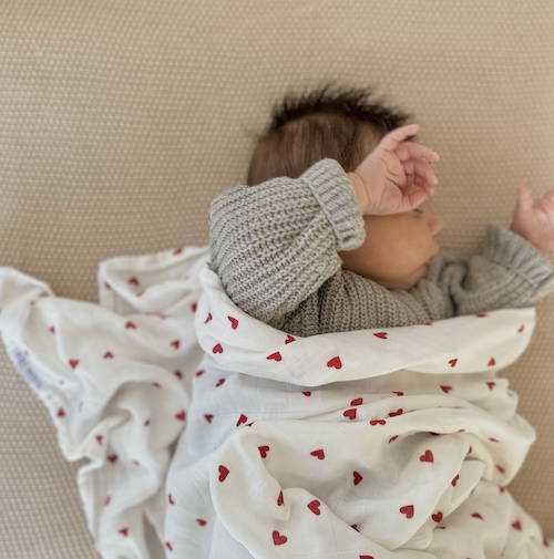 Lange XL et mini élégant de la marque suisse Joli Nous, un accessoire premium pour bébé, alliant design raffiné et qualité exceptionnelle OEKO-TEX GOTS