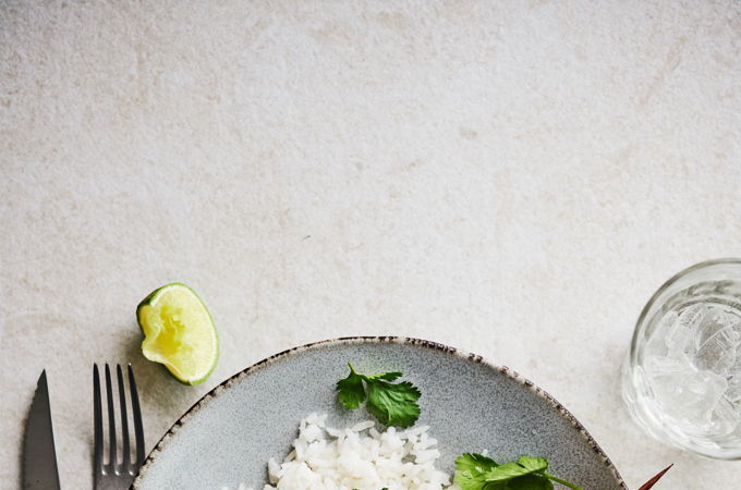 Brochettes de porc, riz à la noix de coco