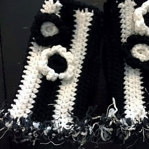 Stripes Fingerless Gloves Pattern - Skulls and Flowers