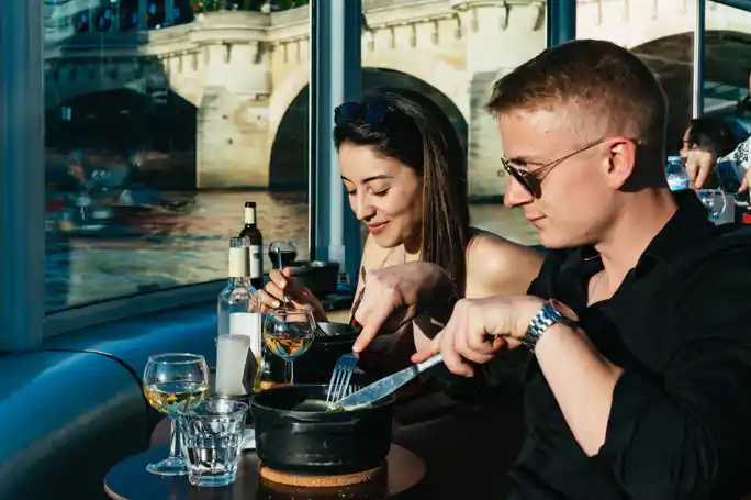 Paris en Scene 3-Course Seine River Dinner Cruise