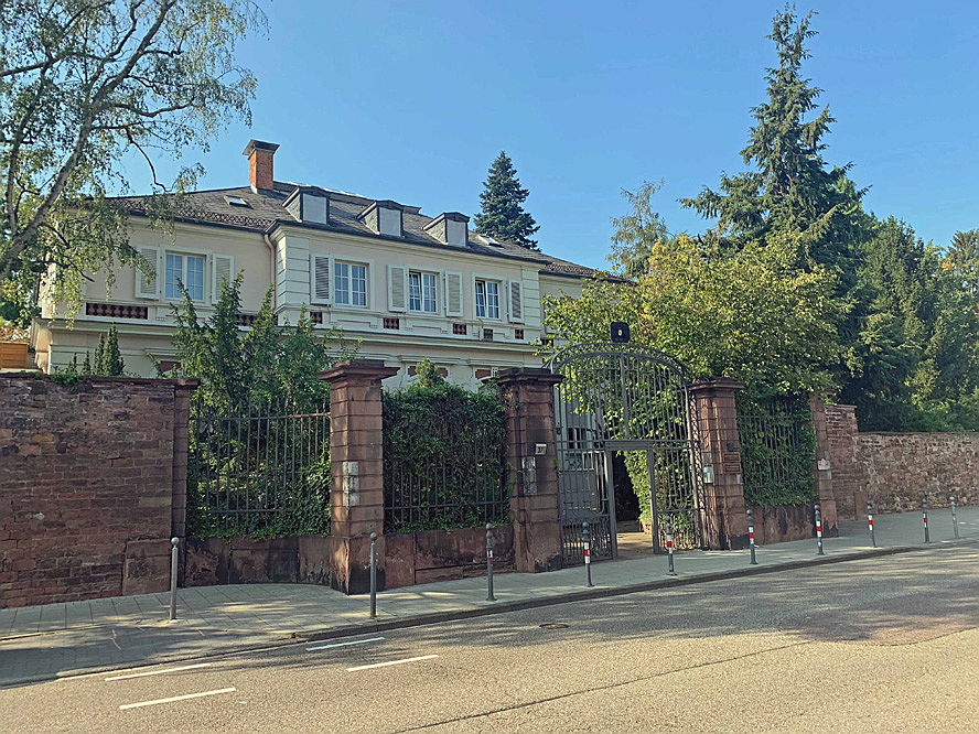  Karlsruhe
- Hier sehen Sie die Villa Seldeneck in Karlsruhe Mühlburg. Erfahren Sie mehr über den Kauf oder Verkauf eines Mehrfamilienhauses in Karlsruhe.