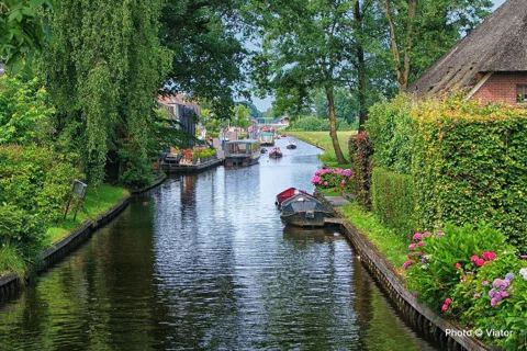 Giethoorn Small Group Day Tour with Boat Cruise