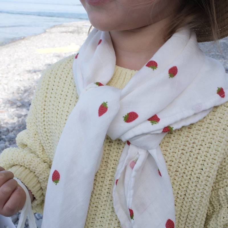 foulard raffiné pour bébé et enfant, en coton doux et bambou et respirant, certifié OEKO-TEX, idéal pour compléter une tenue d’enfant chic et confortable fraises rouges et blanches