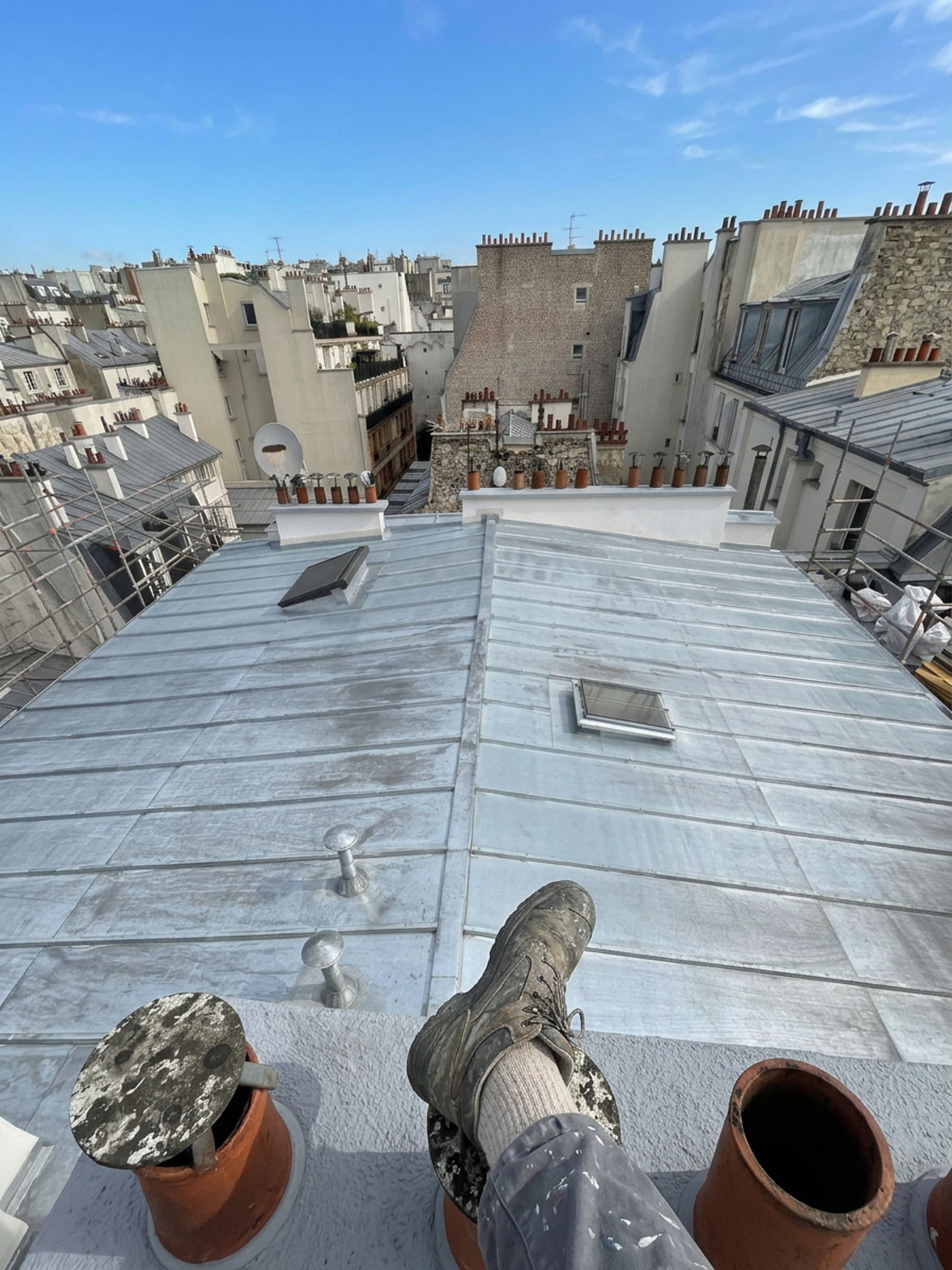 Préparation d’un chantier de pose à l’entrée d’un immeuble