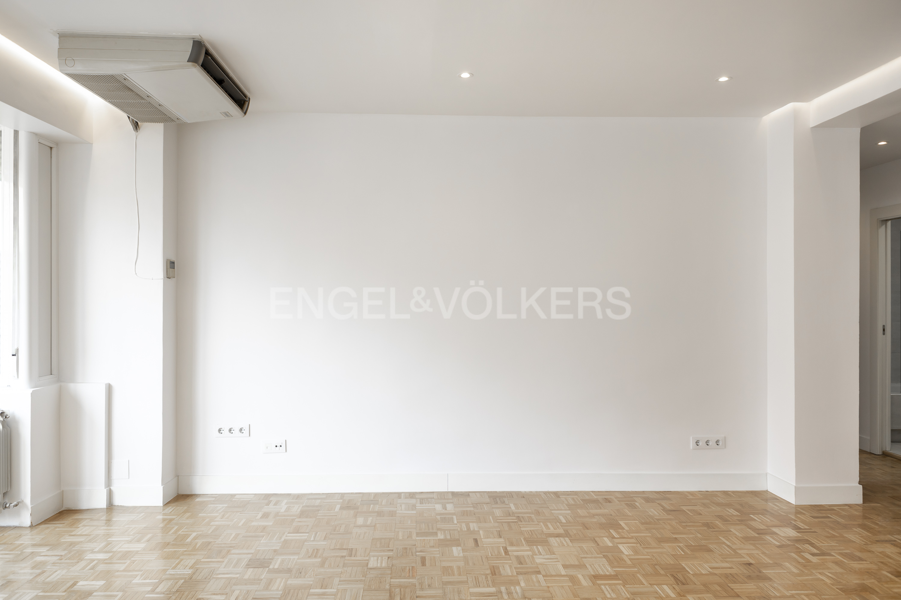 Discover Elegant Urban Living in Madrid: Spacious 3-Bedroom Apartment with Terrace, Private Garden and Prestigious Salamanca–Chamartín Address - Image 3