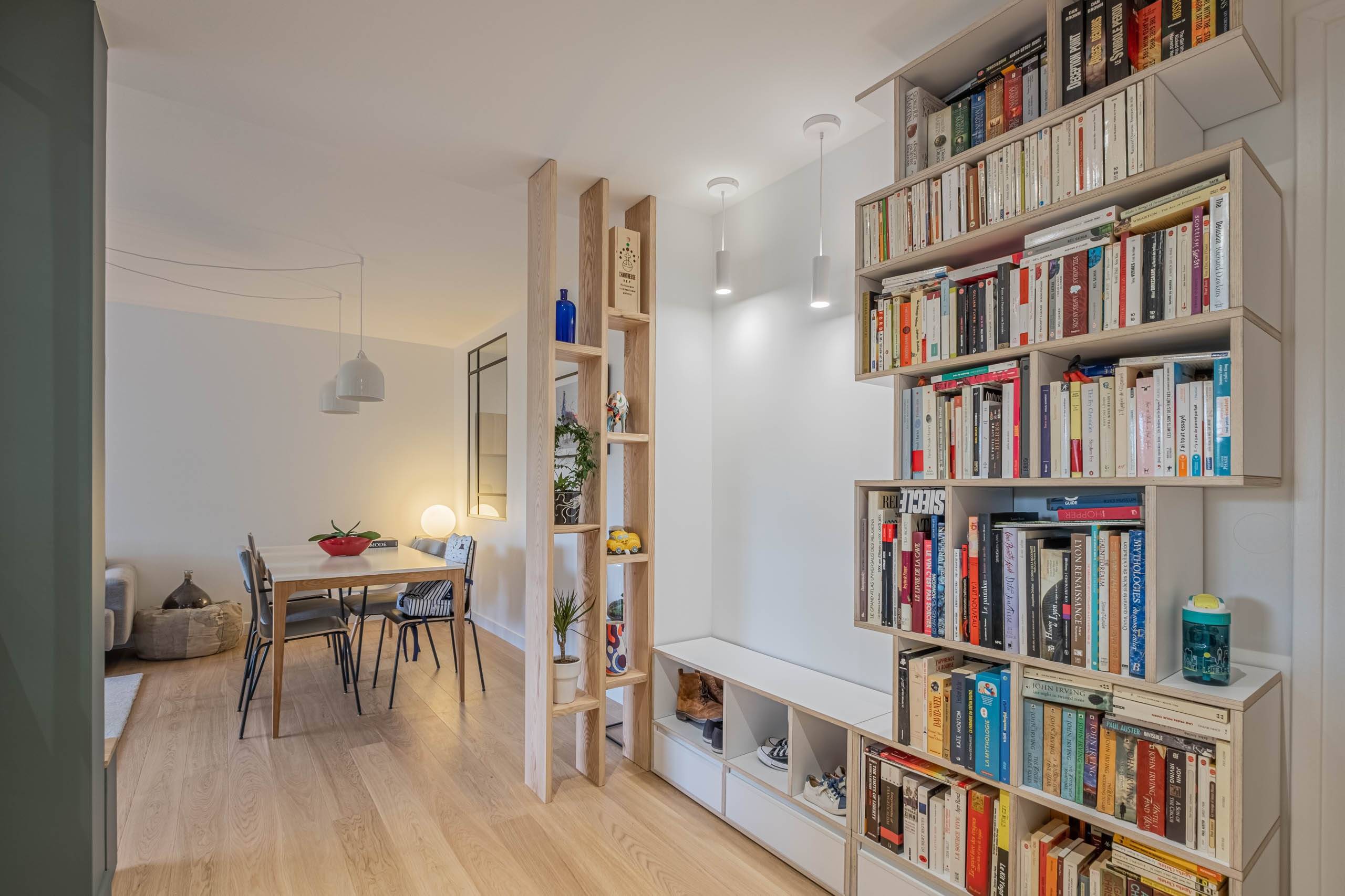 Bibliothèque et claustra bois appartement lyonnais